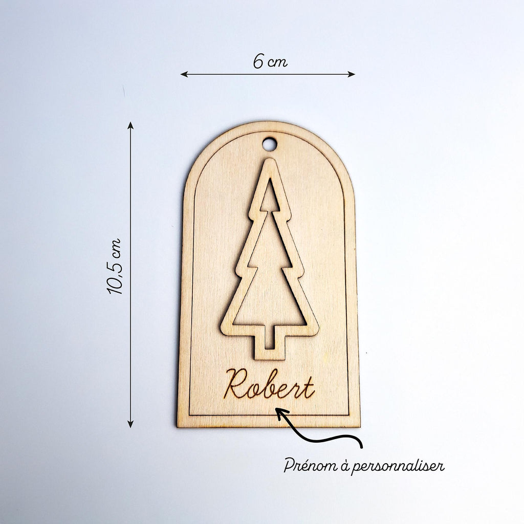 Dimensions de l'étiquette cadeau en bois : 6 × 10,5 cm, prénom à personnaliser