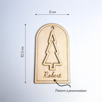 Dimensions de l'étiquette cadeau en bois : 6 × 10,5 cm, prénom à personnaliser