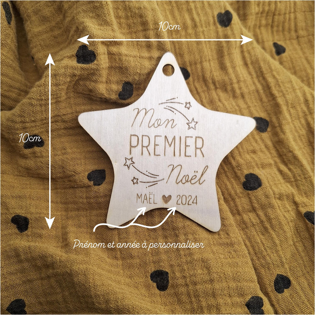 Dimensions de l'étoile « Mon premier Noël » : 10 × 10 cm, prénom et année à personnaliser