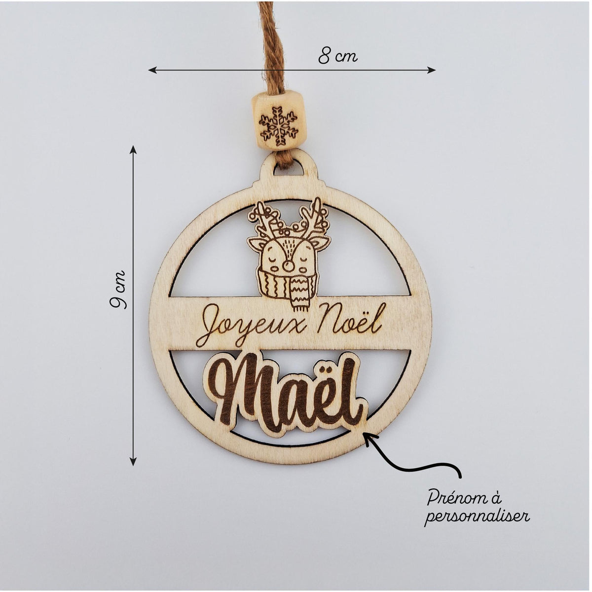 Dimensions de la boule de Noël renne : 8 × 9 cm, prénom à personnaliser