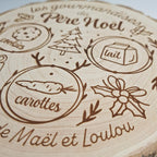 Gros plan sur les gravures « carottes » et « lait » du plateau du Père Noël
