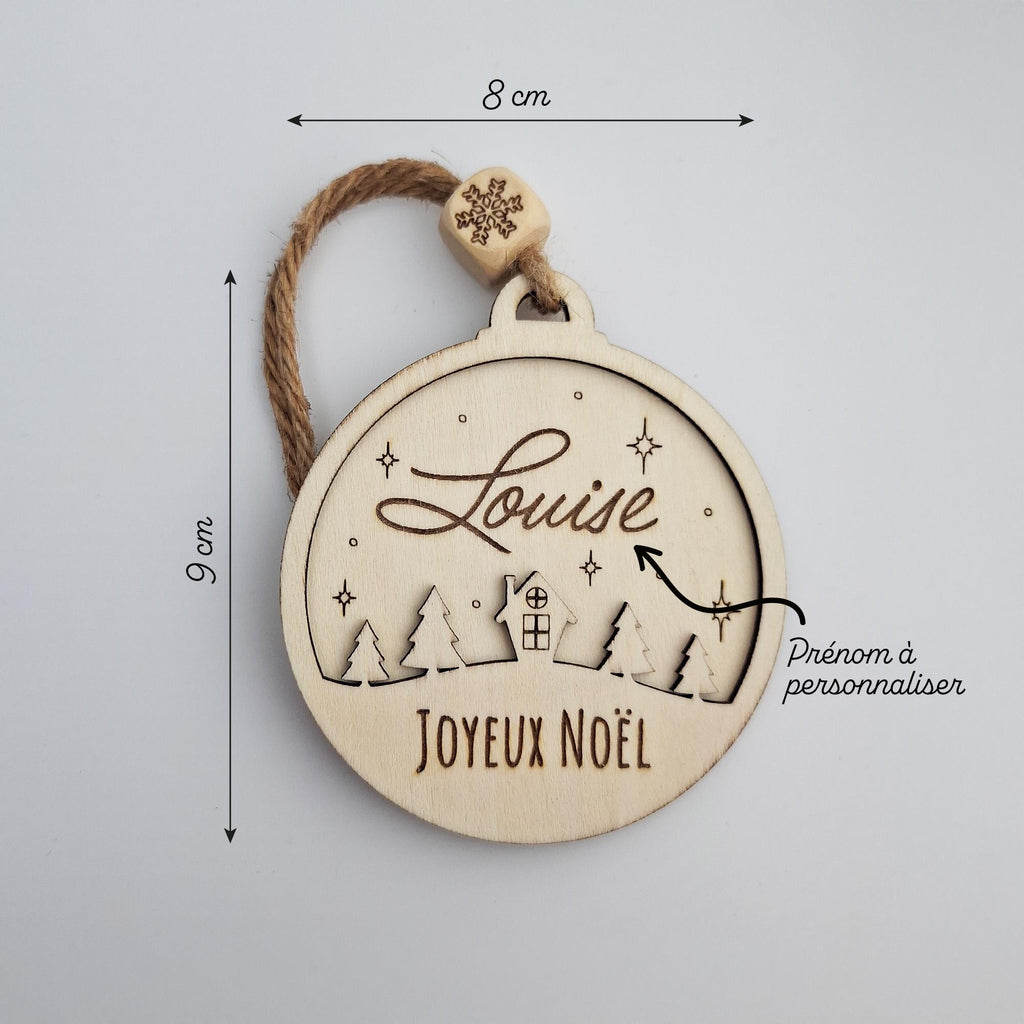 Dimensions de la boule de Noël en bois : 8 × 9 cm, prénom à personnaliser
