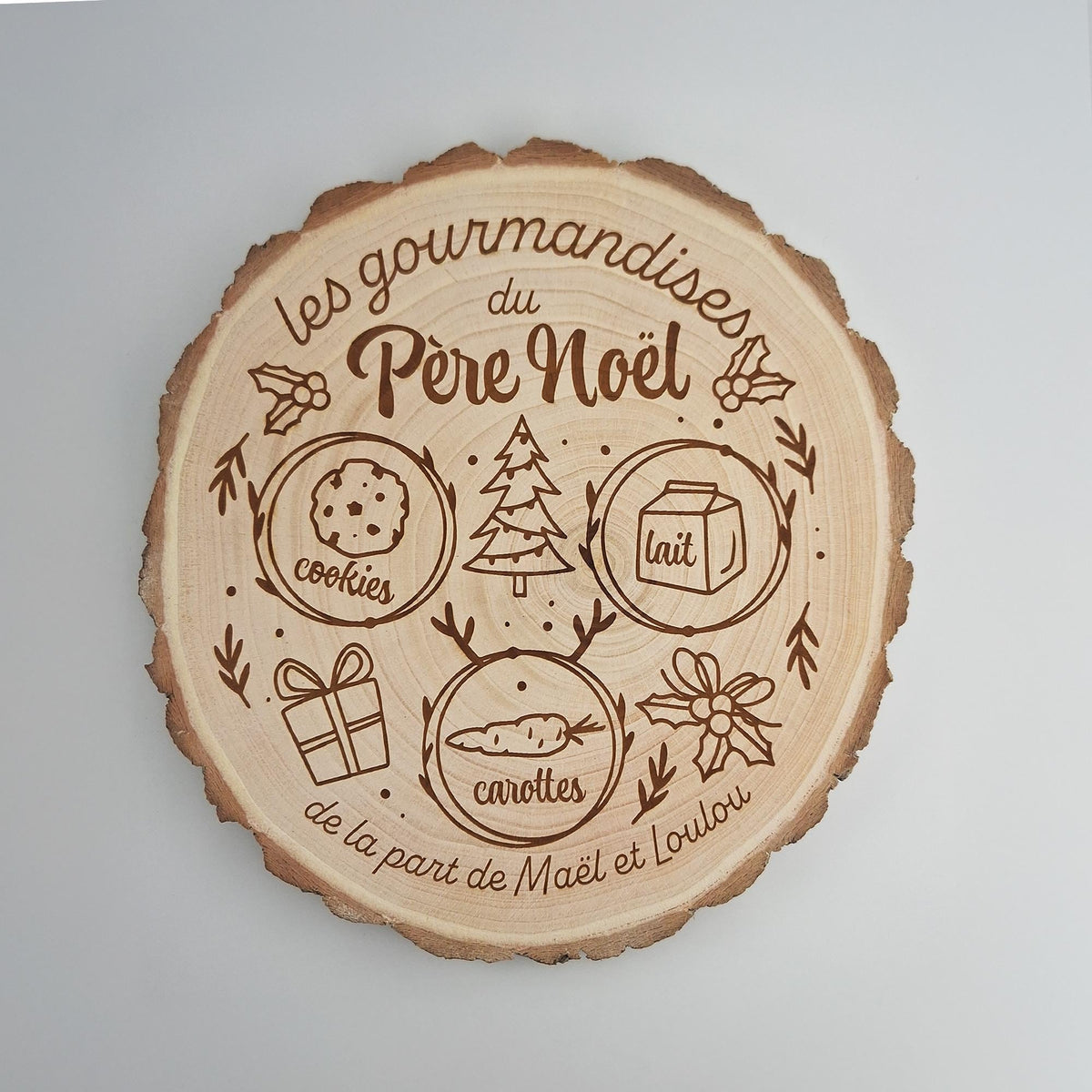 Plateau des gourmandises du Père Noël en bois gravé, vue de dessus
