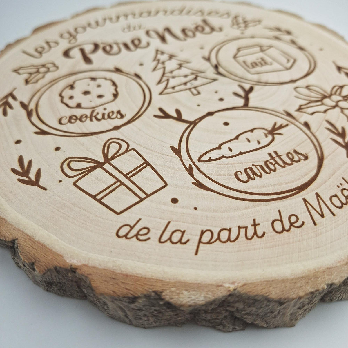 Détail de la gravure du plateau du Père Noël avec prénoms personnalisés