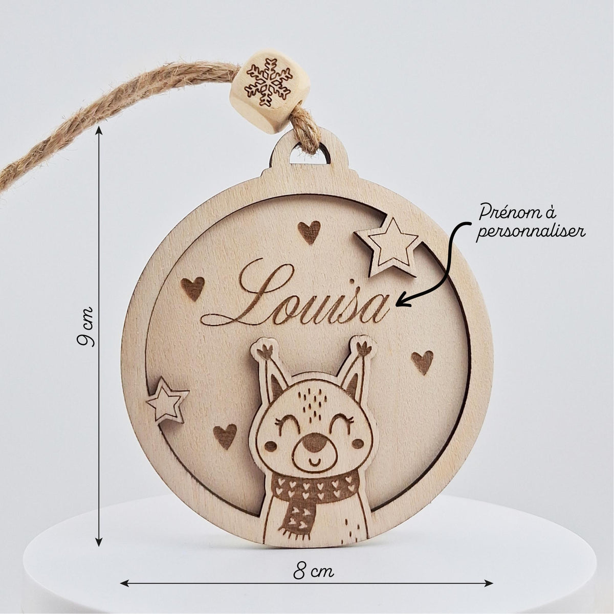 Dimensions de la boule de Noël écureuil : 8 × 9 cm, prénom à personnaliser