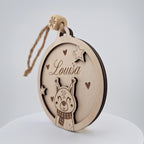 Boule de Noël en bois écureuil vue de trois quarts