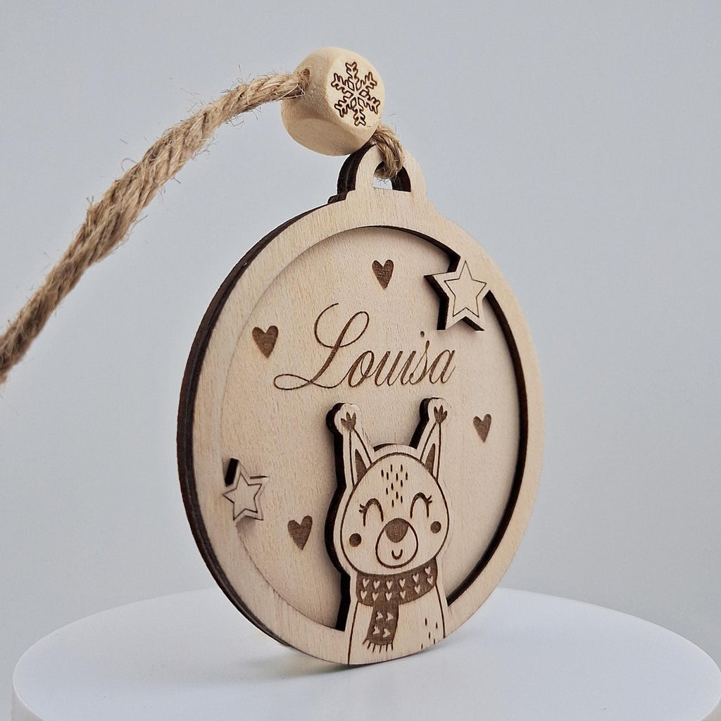 Boule de Noël en bois écureuil au prénom Louisa, vue de profil