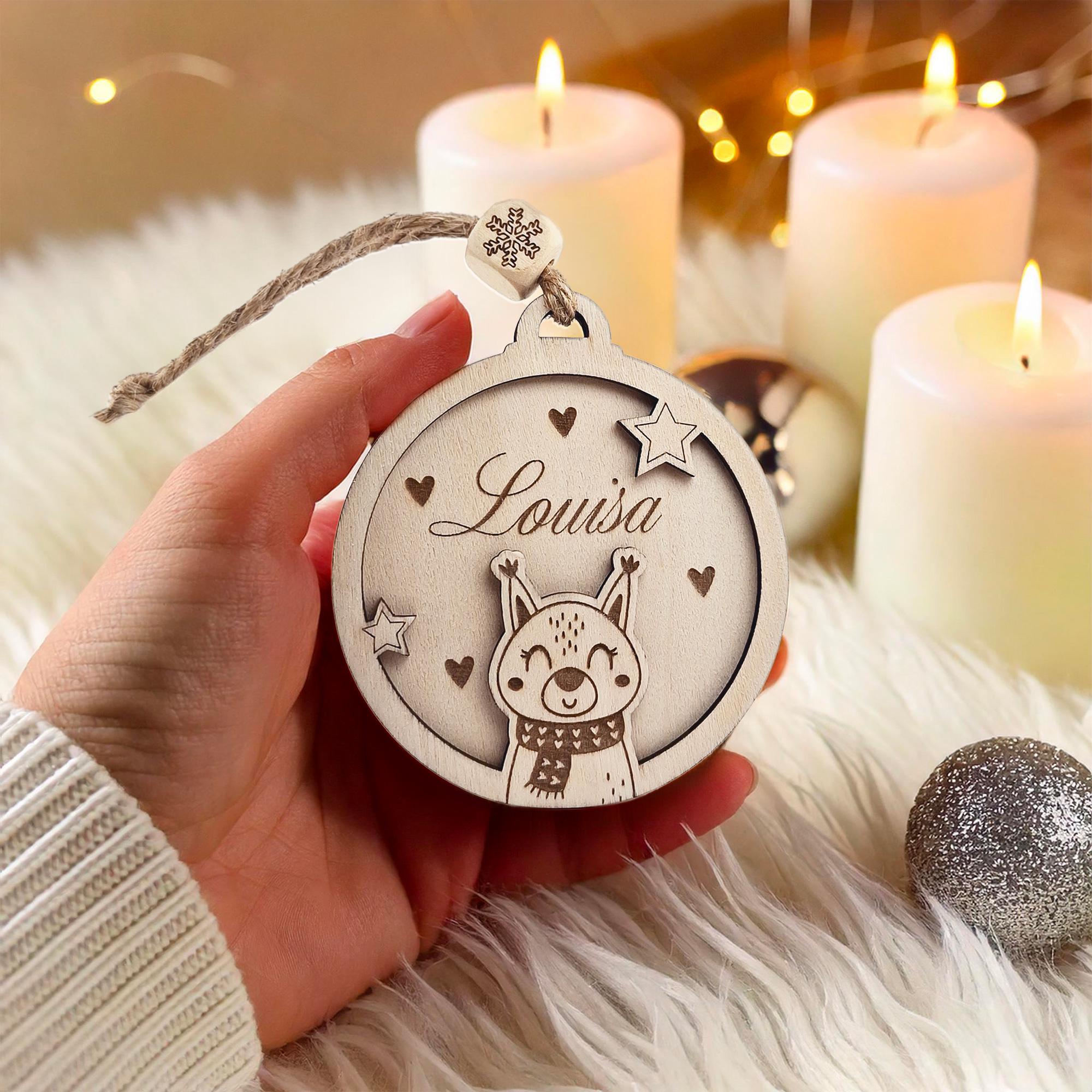 Boule de Noël en Bois Personnalisable – Design étoiles et sapins
