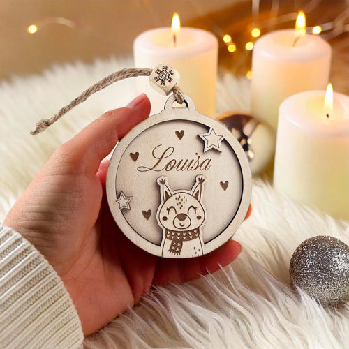 Boule de Noël en Bois Personnalisable – Design étoiles et sapins