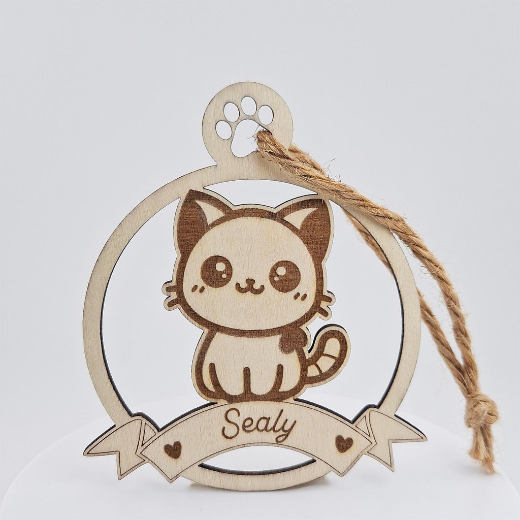 Boule de Noël en bois avec chat gravé et prénom Sealy