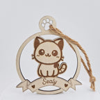 Boule de Noël en bois avec chat gravé et prénom Sealy