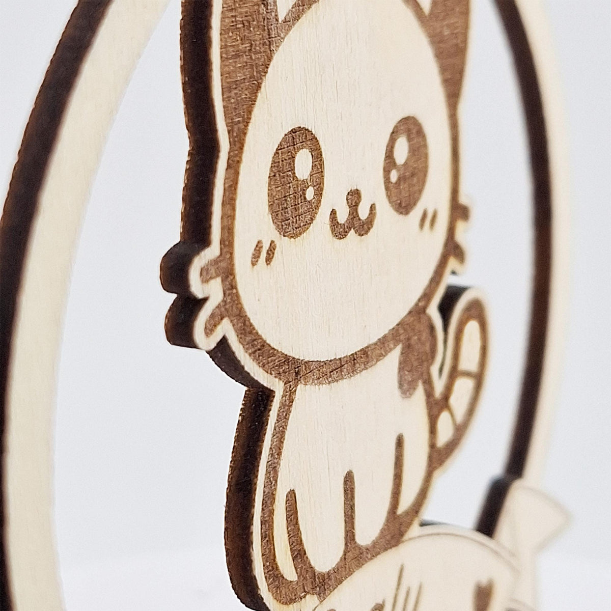 Détail de profil du chat en relief de la boule de Noël