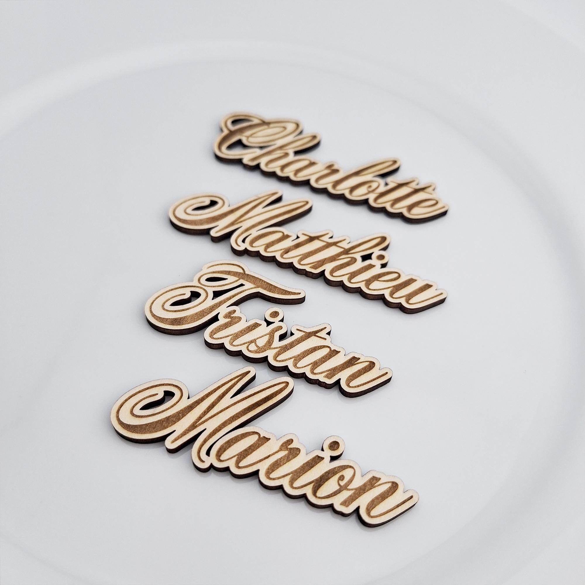 Marque-Places de Mariage Personnalisés en Bois – Découpes Laser