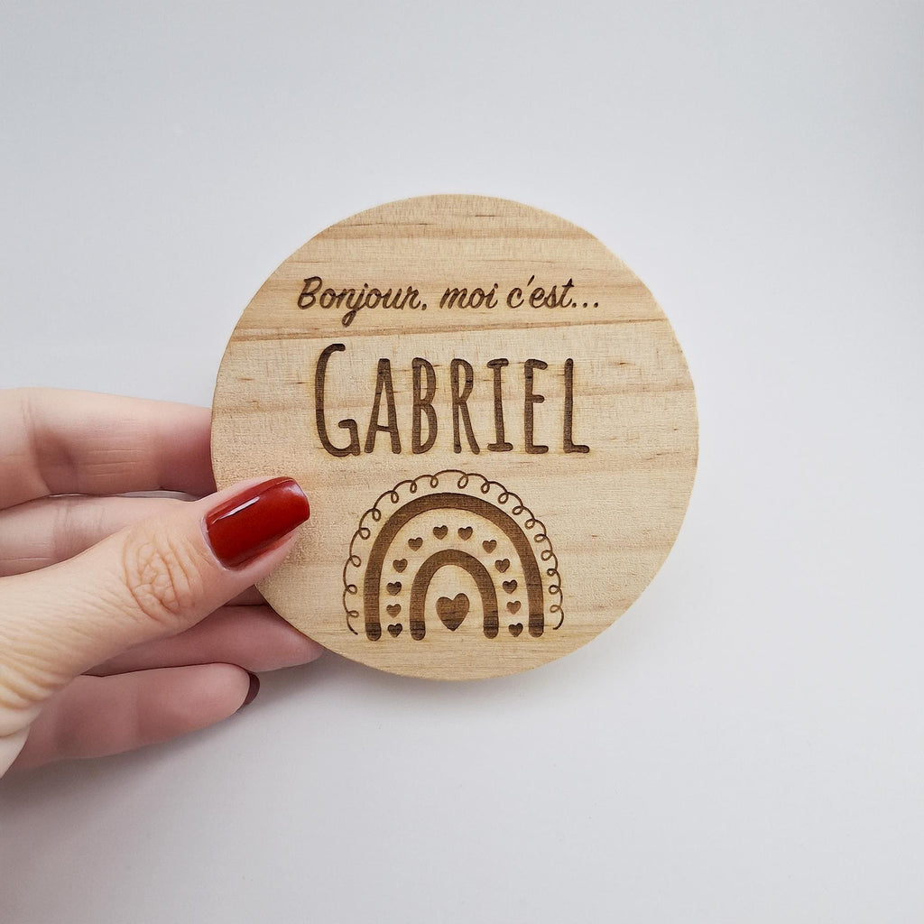 Carte de naissance en bois « Bonjour, moi c'est… Gabriel » tenue en main