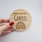 Carte de naissance en bois « Bonjour, moi c'est… Gabriel » tenue en main