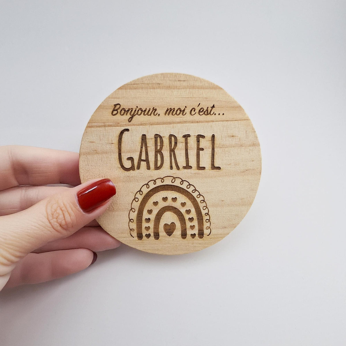 Carte de naissance en bois « Bonjour, moi c'est… Gabriel » tenue en main