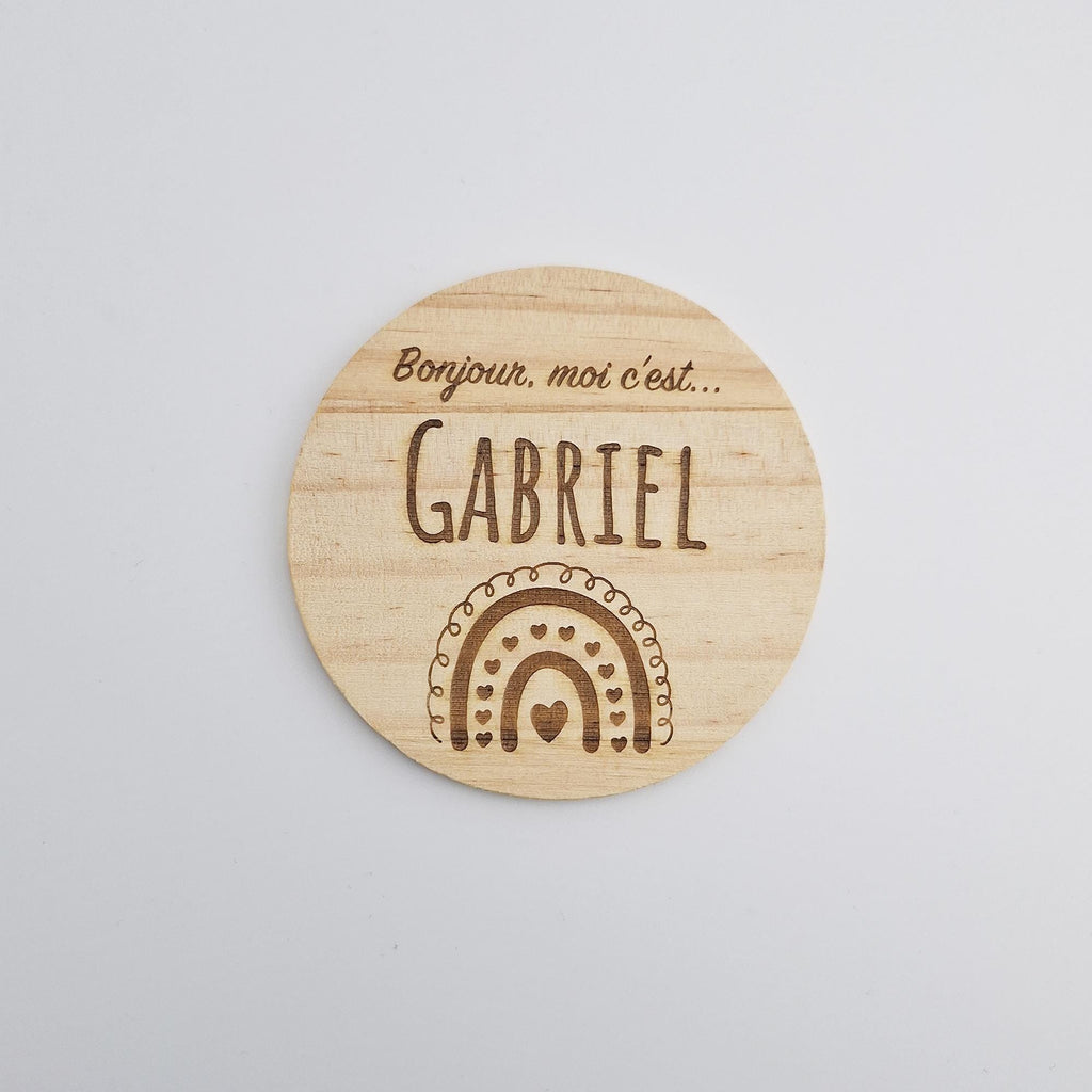 Carte de naissance ronde en bois gravée Gabriel sur fond clair