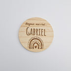 Carte de naissance ronde en bois gravée Gabriel sur fond clair