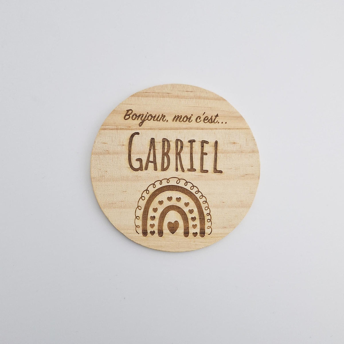 Carte de naissance ronde en bois gravée Gabriel sur fond clair