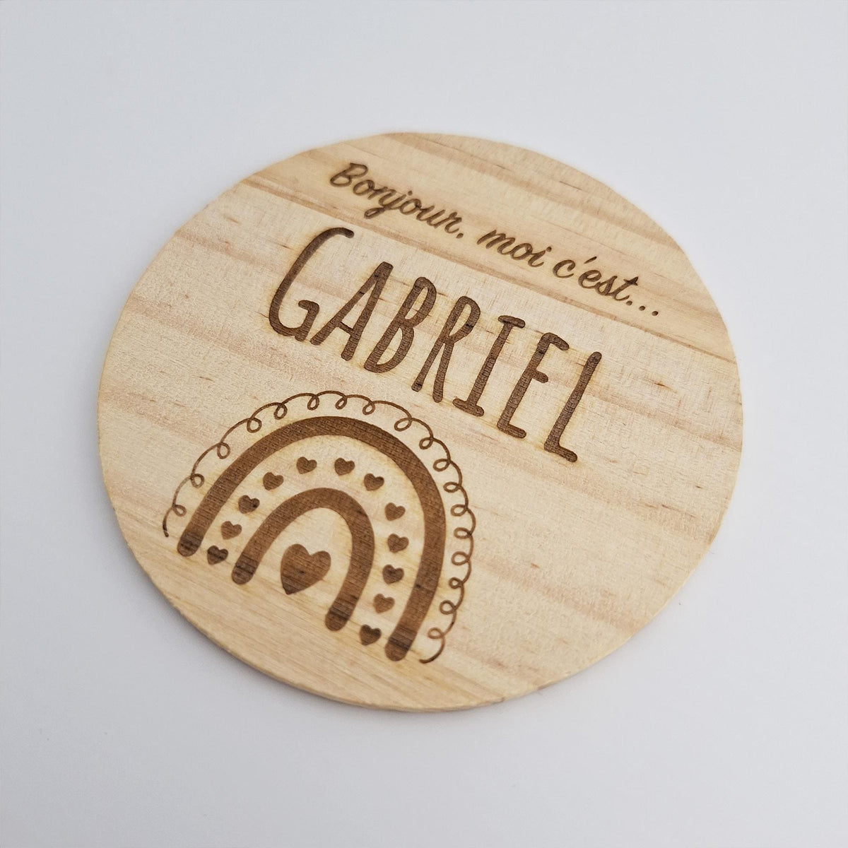 Carte de naissance en bois Gabriel à l'arc-en-ciel gravé, vue de biais