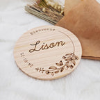 Carte de naissance ronde en bois gravée « Bienvenue » avec prénom et date
