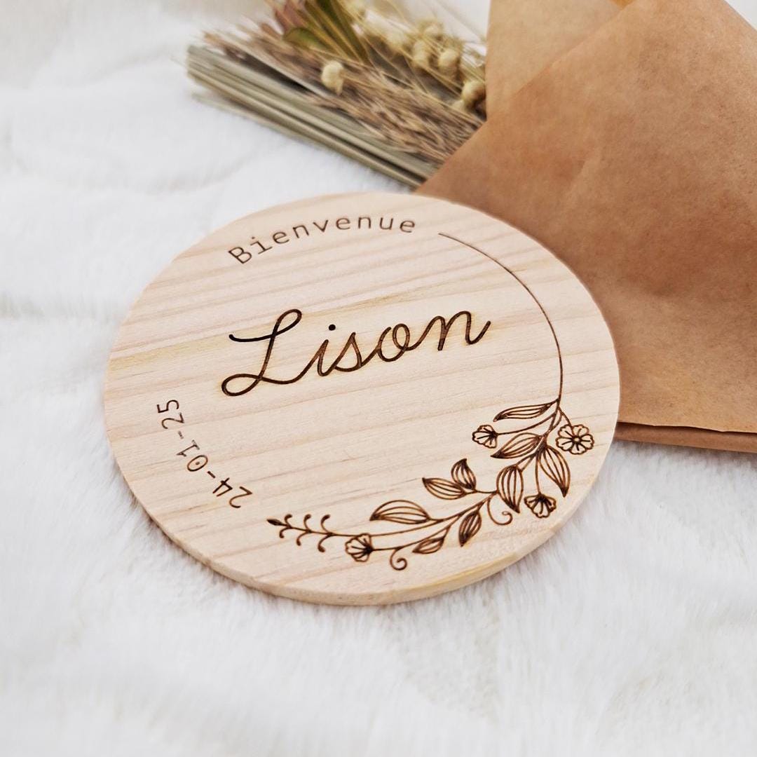 Carte de naissance ronde en bois gravée « Bienvenue » avec prénom et date